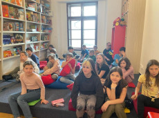 Třída 4.C v knihovně