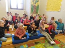 Třída 1.B v knihovně