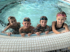 Třetí třídy na plavání